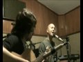 ensaio em est�dio. 

alysson takaki (voz) e bruno albuquerque (viol�o)

mil palavras

passo dias a pensar em voc�
se o que falta em mim te faria
querer me deixar
antes que eu fosse mais que uma voz
procurando conson�ncias e
ecoar todo em voc�

se eu tivesse mil palavras
pra falar do meu amor
te daria os versos mais bonitos
mesmo incapaz de t�-los t�o puros
quanto o que eu sinto

se eu tivesse muitas vidas
e teu ar fosse o meu amor
te daria a eternidade
que h� tanto tomou meu cora��o
me fez oceano
nas �guas do teu mar

alysson takaki - m�sica e letra