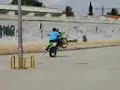 Orze aciendo caballitos en su moto