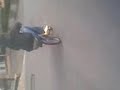 Mio fratello acrobata su una bici da circo Mio fratello acrobata su una bici da circo