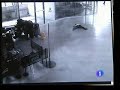 �de que vas,piensas que por ser escolta,y llevar arma puedes  liarte a tiros en la estaci�n de  abando en plena hora punta...
 y como si esta vacia macho, �que eres,escolta o pistolero?, estas en la faena escoltando a  uno del pp y porque un vigilante jurado te mira  o simplemente te dice algo que no te a gustado(por ejemplo que feo eres) vas y sacas la pistola y empiezas a  pegarle tiros.... pim pam..�de que vas?,  venga, en mitad de la estaci�n llena de pe�a, mientras tu protegido escondido en su maletin de concejal, junto a tu otro compa�ero.... tres narices importa si pegas un tiro a un muchacho en el brazo mientrs espera el tren para ir a currar  o al mismisimo maletin de tu concejal..., o el del tiro del maletin fue el vigilante .tal para cual(los dos del mismo patron,(cortados digo)...en fin, espero que el vigilante sane de sus heridas pero...es igu�l que tu.otro pistolero...