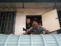 Hombre eufórico en la ventana de su casa