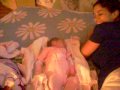 luciana com  a sua filha maria eduarda em casa