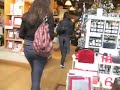17/12/2008: encore une video de kate le m�me jour que la pr�c�dente (avec les tennis ^^) qui slalome entre les paparazzis pendant son shopping.

another video of kate from the same day as the previous one (sporting tennis shoes^^), making her way through the paps while shopping.

http://www.kate-beckinsale.site90.com