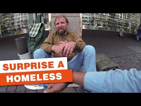 Hjemløs får hjælp af gademusikanter