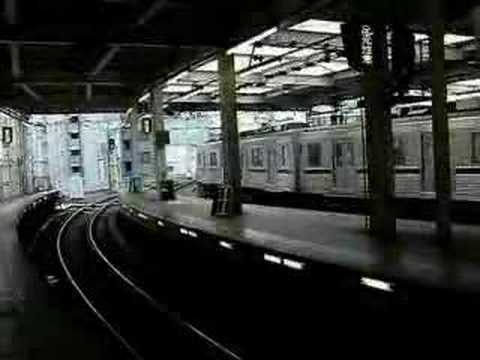 浅草駅に進入する東武10000系