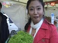 [노컷TV]멜라민 음식물 파동으로 식재료에 불신이 많아진 지금, 경기도 지사 인증으로 품질을 보증하는 G마크 농산물이 관심을 모으고 있다.지난 10월30일 경기도 수원에서 제13회 농업인의 날을 맞아 경기도농산물큰잔치가 열렸다. 이 행사는 수고한 농민들을 격려하고, 경기도의 농산물을 알리기 위해 마련된 것. 특히 G마크를 획득한 많은 농산물이 선보여 참여자들의 많은 호응을 얻었다.행사에 참가한 김문수 경기도 지사는 우리 농업이 세계적인 경쟁력을 갖추고 세계시장으로 크게 뻗어 나갈 수 있다고 본다며 위생과 안전의 측면에서 대한민국 농업이 세계 최고로 엄격하고 높은 수준을 갖추고 있다는 것을 집중적으로 알리는데 힘쓸 것라고 경기도의 농산물에 대한 소감을 밝혔다.경기도는 소비자가 안심하고 선택할 수 있는 우리 농산물의 기준을 마련하고 우수한 품질의 농산물을 제공하기 위하여 품질인증제도인 G마크를 개발했다.G마크의 영문자 G 이니셜은 경기도지사(Goverment of Gyeonggi)가 품질을 보증하며 (Guaranteed), 우수하고(Good), 환경친화적이거나(Green), 지역명품(Gold)농산물의 의미를 담고 있으며, G와 연결된 새싹은 씨앗을 뿌릴때부터 철저하게 품질을 관리하는 경기의 의지가 담긴 뜻이다.또한 G마크가 부여된 후에도 농특산물의 특성에 따라 관계기관과 소비자보호단체가 함께 1년마다 정기적인 평가와 심사를 실시하여 품질을 인정하고 있다.특히 G마크 농산물은 소비자가 구입 후 농산물 이상이 발생하면 농산물 최초로 A/S제도의 도입으로 구입 후에도 안심할 수 있다. 소비자 불만 사항은 경기120콜센터를 이용하면 간편히 해결된다.▶영상=노컷TV [희망카메라] '맛좋고 깨끗한 G농산물 드세요~' 편