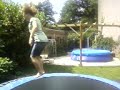 kinge op de trampoline