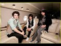 Jonas brothers laugh their hott little heads off!