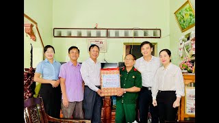 Phó Bí Thư Thường trực Thành ủy, Chủ tịch HĐND thành phố Nguyễn Chiến Thắng thăm, tặng quà gia đình người có công tiêu biểu