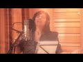 Fernanda Brum em estúdio gravando o novo álbum, Liberta-me