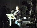 Wenn es Nacht wird vor der Tür, und der Sturm bläst tief in mir, ich frag mich, was mach' ich hier, diese Frage brennt in mir - seh' ich im Traum, wie jemand rennt: Dieses Dummgefühl, das man Heimweh nennt. Wenn der Hund die Nacht totbellt, und nebenan was runterfällt, und der Schlaft ist dir verstellt, der Himmel einfach runterfällt - seh' ich im Trum, wie jemand rennt: Dieses Mistgefühl, das man Heimweh nennt. Du hältst den Hörer in der Hand, das hast du vorher nie gekannt, und all den Schlaf, den ich nicht fand, und das Gefühl, das nie verschwand - Ich seh' im Traum, wie jemand rennt: Dieses Scheißgefühl, daß man Heimweh nennt. Musik und Text: Martin Claire 'Lied für Träumer' - Concert 1992 ABG Mössingen c by mir!