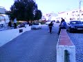 malucos e um carrinho de compras