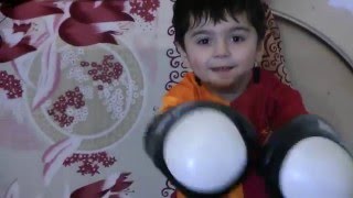 (Bakı_Mırt 2016)  3 yaşında bokscu Cubbulu Davud Azizov dostlarına boks dərsi deyir