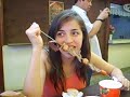 Comiendo anticuchos en Niebla, en la costa valdiviana de la Región de los Ríos. Chile