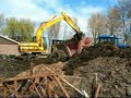 NH en JCB in de vaste mest. NH en JCB in de vaste mest.