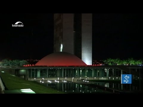 Congresso fica iluminado de vermelho em apoio à campanha de luta contra a aids