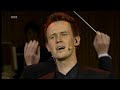 Zweifellos auch der längste Titel des Konzerts, der wohl darauf abzielt, dass die Besucher einschlafen ... :-) Titelliste: (Hinweis! Ich habe leider nur das gekürzte Konzert vom 7.7.09 hochladen können. Wenn es mal eine Gesamtausstrahlung geben wird, die ich nicht verpasse, hole ich das nach!) 1. Radio 2. Jetzt und Hier* 3. Seemann 4. Rondo Alla Turca 5. Schiller* 6. Paris 7. Alles in die Luft* 8. Es ist nicht immer leicht* 9. Im Flugzeug* 10. Erzähl mir die Geschichte 11. Quäl dich fit 12. Das Wasser 13. Langsam 14. Jetzt ist Sommer * A Cappella