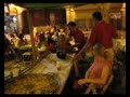 Arribada a plaça de la colla El Barral amb la seua paella.
