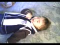 Gonzalito cambiandose los pañales