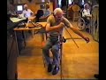 Pa (Jacob Koenderman) op de zingende zaag