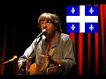 Quand tout le monde sont couchés moé je commence à chanter tout en tapant du pied Mon père qui ne dort pas répète dans sa tête tout bas Il faut que j'alle jouer à balle avec mon gant il faut que j'alle jouer à balle sur le banc Je frappe la balle, je la ramasse, j'me dis que...