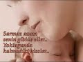 Dj Kral Ft Kirk4imha (Öksüz Cigliklar)Gözlerimde yaslarim var anne..Özledim yavrum demeni..Iste sen nerde ben nerde??Yoklugunda cehennemler aldi yüregimi!!Boynum büktüm agladim be..Zalim kader ayirdi bizi..Senide aldi benden..Benide aldi benligimden!!Benligimden koptum anne..Kaderime sövdüm gözler aglamakli bak yine..Bu gece yine andim ismini..Anne dön diye!!Sevdigimde sendin herseyimde sen..Deger nedir bilemedim..Bilemem annem neden..Aglattim ana sizlattimda kalbini..Gözlerinde özledim ben herseyi..Mezarinda boyun bükmüs güllerin..Tas toprak benide sarsin anne!!Bosver aglama oglun iyi be annem..Nerdesin.. Hergün her gece senide diledim..Sarmaz anam senin gibide eller..Yoklugunda kalmadiki hissler..Mezarina yazmislar bi fatiha..Güller boyun bükmüs ana mezarinda..Kaldim öksüz hem yetim..Kaldim bitik hemde cok özledim!!Ana nerdesin.. Nerdesin??Sen olmazsan olmasin ne bügün ne yarinim..Sen olmazsan dogmasin ne günesim ne ayim!!Yarim kalir umutlar sen olmazsan anam..Her yanimda sanci var seni arar bulamam!!Cik gel be annem hadi oglum de.. Sar yine..Kurban olurum kasina gözüne..Sevgine..Bende gelecem anne yanina cok yakin..Seni saran o zalim toprak benide sarsin!!Sen olmazsan olmasin ne bügün ne yarinim..Sen olmazsan dogmasin ne günesim ne ayim!!Yarim kalir umutlar sen olmazsan anam..Her yanimda sanci var seni arar bulamam!!Ben sensin viranim..Olmusam anam yarim..Sen olmazsan sagim solum yikik kalmisim!!
