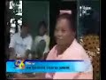 28.05.2005Sabah: Menjadi warga suatu negara adalah hak asasi manusia. Itu pula yang menjadi keyakinan ribuan nelayan asal Bone dan Enrekang, Sulawesi Selatan, yang memilih menjadi warga negara Malaysia. Mereka kini menetap di kawasan Batu Dua Laut, Sandakan, Sabah, Malaysia. Beberapa anak Bugis sudah tak hafal lagi lagu Indonesia Raya. Sebaliknya, para bocah itu fasih melagukan Negaraku sebagai lagu kebangsaan mereka. Apa mau dikata, orang tua, kakek, dan nenek mereka telah memilih melepaskan kewarganegaran Indonesia dan beralih menjadi warga Malaysia sekitar 20 tahun silam.Di Kampung Batu Dua Laut, sedikitnya ditinggali lima ribu nelayan keturunan Bone dan Enrekang. Mina, warga Enrekang, mengaku sudah tinggal di sana sejak belum memiliki anak. Pada awalnya nelayan keturunan Bone dan Enrekang memutuskan bermukim di tempat ini karena alasan ekonomi. Mereka menilai lebih mudah mencari ikan di perairan Malaysia. Meski sudah menjadi warga negara Malaysia, mereka tetap menjalani adat istiadat Bugis sampai saat ini.Keberadaan para nelayan keturunan Bone dan Enrekang ini telah diakui pihak Kerajaan Malaysia. Sebagai bukti, mereka telah memegang may card, semacam kartu tanda penduduk. Bahkan, Partai United Malay National Organization (UMNO), partai terbesar Malaysia menjadikan mereka sebagai basis perolehan suara.Eksodus warga Indonesia ke Malaysia karena alasan ekonomi juga dilakukan sejumlah warga yang tinggal di Desa Temajuk, Paloh Sambas, Kalimantan Barat. Warga yang sebagian besar nelayan dan petani itu kemudian tinggal di Kampung Telok Melano, Malaysia.