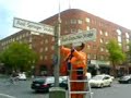 http://blog.rebellen.infoNoch vor der offiziellen Einweihung wurde das Rudi-Dutschke-Straßenschild an der Ecke Springer-Straße montiert.