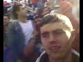 La gente cantando sin parar en el final del partido