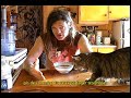 Documentaire/portrait sociologique sur les habitants mystiques et déjantés d'un appartement sur l'Avenue Mont-Royal est de Montréal.Au programme: l'amour des chats, la souffrance physique, les massages, les géants d'Inde, la fin du monde, 2012, la terre vue du ciel, l'héroïne, discussion avec un perroquet et la notion de travail.version complète sur http://www.dailymotion.com/remi_hubert/video/x4bu7z_lappartement-4-montroyal-est-portra_politics