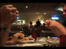 Wally, il Berry ed io mangiamo un panino con un hamburger da 1 libbra in un fast-food del New Jersey... precisamente da Fuddruckers!!!
