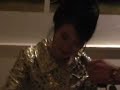 Lulu Wang schrijft spreuk in \ Lulu Wang schrijft spreuk in \