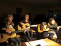 Tre töser spelar gitarr