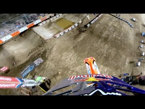 VIDEO: ¿Cómo se siente saltar 10 metros con una moto?