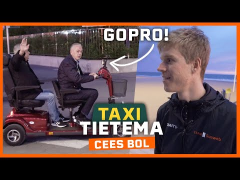Video | Cees Bol blijkt ook snel, achterop een scootmobiel in Taxi Tietema