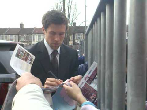 Upson firmando aut&oacute;grafos a los aficionados