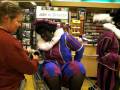 Zwarte Piet in winkelwagen