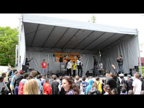 fête de quartier - Samedi 15 juin, fête de quartier des Merisiers Plaisances à Mantes-la-Ville. Les élèves de l'atelier rap sur scène.