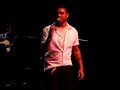 vazio (est� faltando uma coisa em mim)
composi��o: n�lson rufino
diogo nogueira
sesc pinheiros
12.04.2008

est� faltando uma coisa em mim
e � voc� amor, tenho certeza, sim
nossos momentos foram algo mais
sem eles hoje eu n�o tenho paz

eu vou parar num canto
e me perguntar se vai compensar
todo esse pranto que carrego
e eu nego que eu dou
ah! esse amor...
est� fazendo tanta falta no meu mundo
vou me perguntar: est�?

eu n�o sou de a�o
pois o la�o forte,
um conv�vio bom tem seu lugar
e, como a vida passa,
me resta somente tomar a decis�o
de levantar o pano do meu barco
e navegar