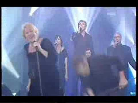 Julia + David sing Fat Bottomed Girls on It Takes Two final