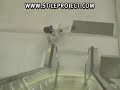 Idiota tirandose en escaleras mecanicas Idiota tirandose en escaleras mecanicas