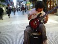 Músico callejero toca un tema de Rata Blanca