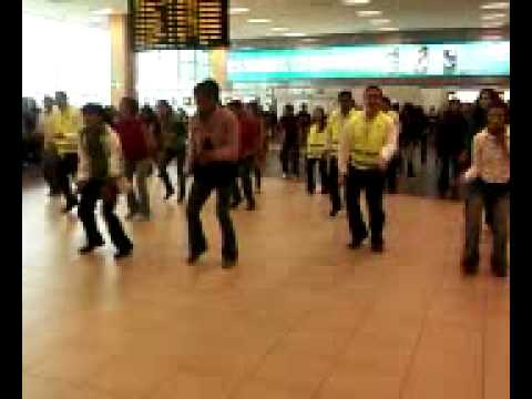 Ritmo y sabor en una inesperada coreografía en el aeropuerto de Lima