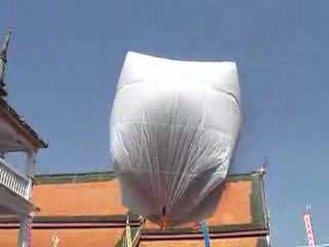 TomTomica - During the Thai festival of Loy Kratong, these hot air balloons are released from many temples in the North of Thailand especially around Chiang mai area, so...