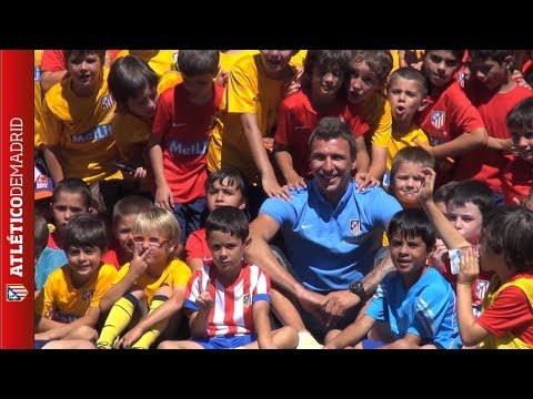 Tremendous welcome by the smaller atléticos to Mandzukic in Madrid Tremendous welcome by the smaller atléticos to Mandzukic in Madrid