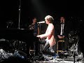 Bekijk muziek clip van Mika met Over My Shoulder (Live from Sadlers Wells, London/