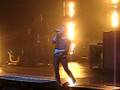 videos de Weiland fills in for the band while roadies scramble to fix a malfunction