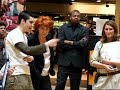 qui l'aurais cru! la c�l�bre actrice v�ronique genest jouant au jeu guitar hero 3 lors du tournoi de ce jeu � fnac de val d'europe le 12/04/08

meme si la difficult� choisi �tait facile, je me suis bien amus�e � affronter veronique sur paint it balck des rolling stones

encore merci veronique ^^