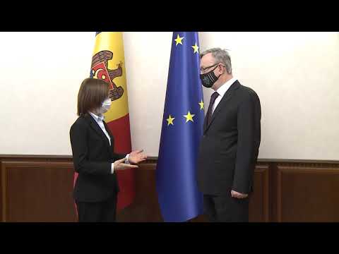 Președintele Republicii Moldova, Maia Sandu, l-a decorat cu „Ordinul de Onoare” pe ES Zdeněk Krejčí, Ambasadorul Republicii Cehe
