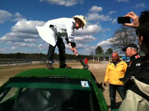 Kia Covered in Astroturf gets a Putting green installed – Southern Discomfort 2012